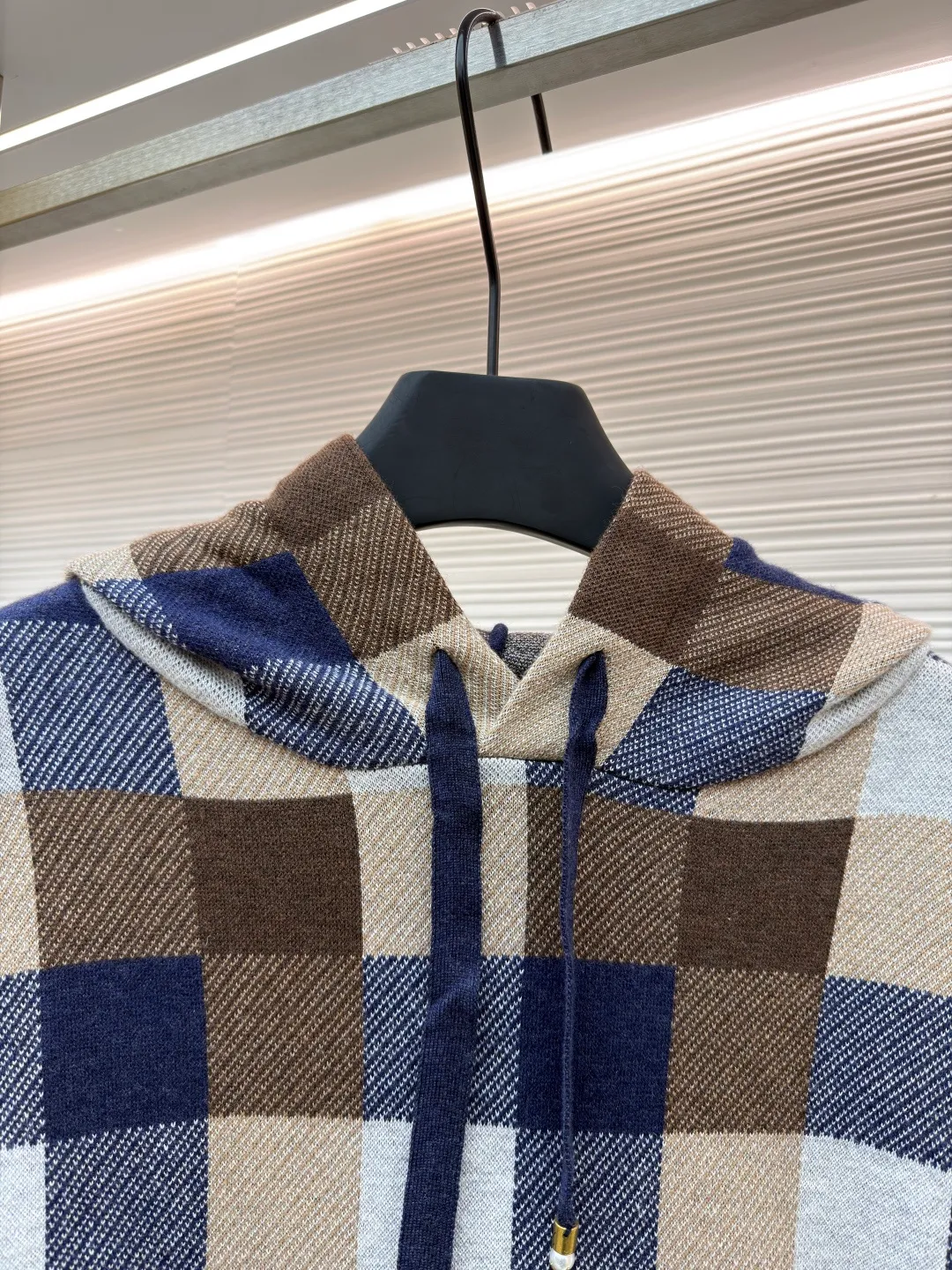 LOUIS VUITTON colorful plaid woolen sweatshirt ●Original version: purchased and developed for 24400 ●Item number: 1680883-C55 ●Fabric: wool blended fabric ●Technology: jacquard production ●Version: fitted version ●Weight: about 835 grams ●Size: XS-S-M-L ●Description: The yarn is made of [2/48 wool blended yarn], which is combined and matched with [four color fabric pieces]. This fabric piece uses [14-needle computer machine], each [weaving piece takes 280 minutes], the whole piece [four-color sesame bottom jacquard], prone to missing stitches; [hand stitching] uses [20 needles] Seam], the whole piece is composed of [7 pieces + 4 fences], the front and rear shirt legs are [double-sewn separately], the hat bones and collar bones are all wrapped with [small cylinders], and all the grids need to be in the right color, which increases the difficulty and time of sewing; the hat rope pendant needs to be [purely hand-made], which increases the time for finishing the tail. The overall wiring is straight and delicate, the fabric is comfortable and soft, and the color is consistent without color difference. It can be matched with the same style to create a fashionable look and control various occasions. Customized accessories, complete with three standards, same style for men and women!